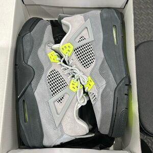 Air Jordan 4 Retro SE (GS) size 7y equivalent to women’s 8.5